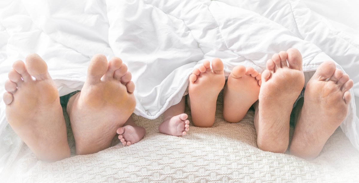 Füße einer Familie mit Baby © schulzfoto - Fotolia.com